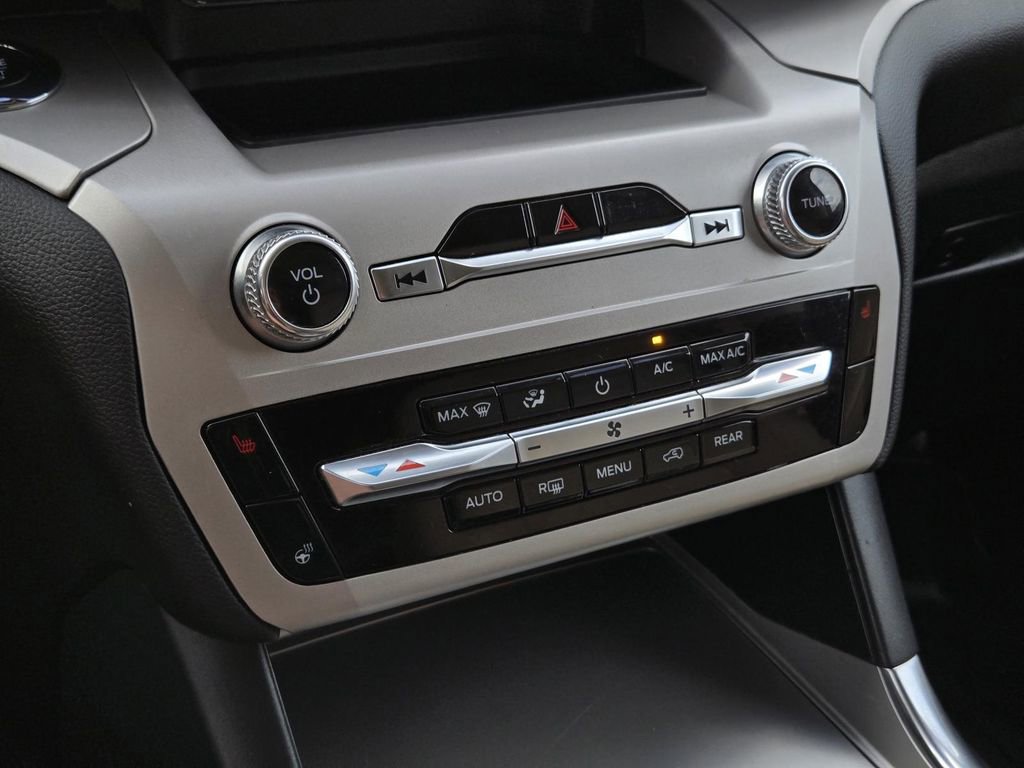 Used 2023 Ford Explorer XLT w/ Equipment Group 202A image 17