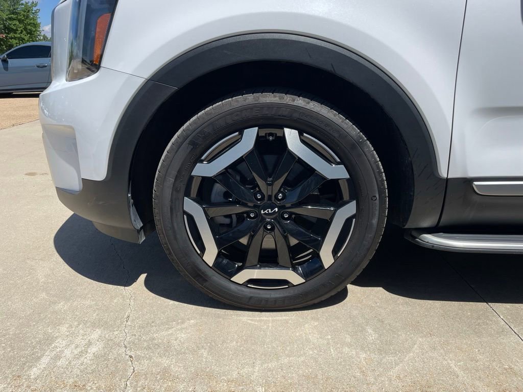 Used 2024 Kia Telluride EX w/ EX Captain's Chair Package AWD/4WD image 17