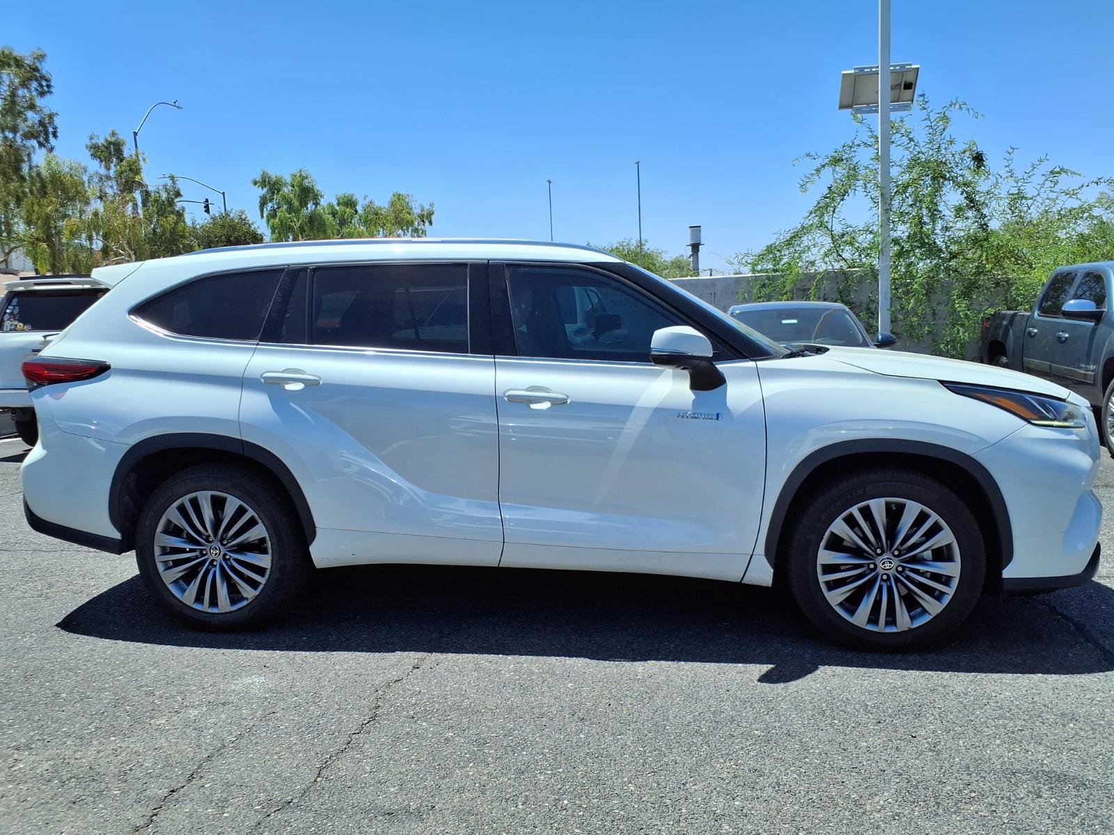 Used 2021 Toyota Highlander Platinum FWD image 4