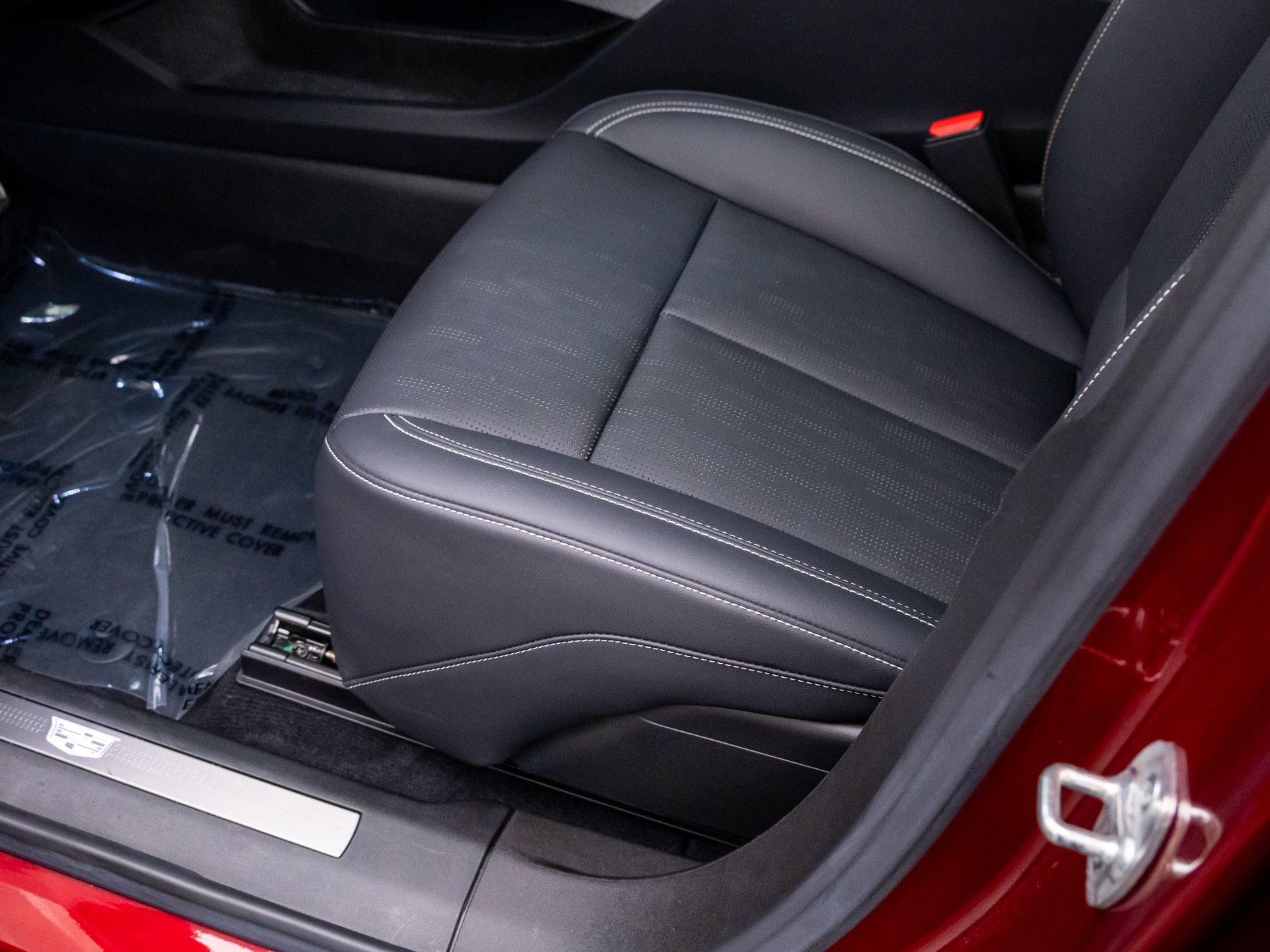 Certified 2025 Cadillac Optiq Sport 2 w/ LPO, Floor Liner Package AWD/4WD image 18