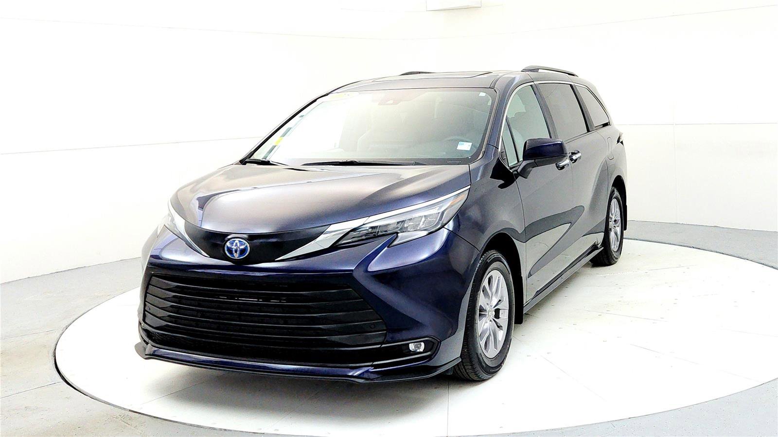 Used 2025 Toyota Sienna XLE image 2