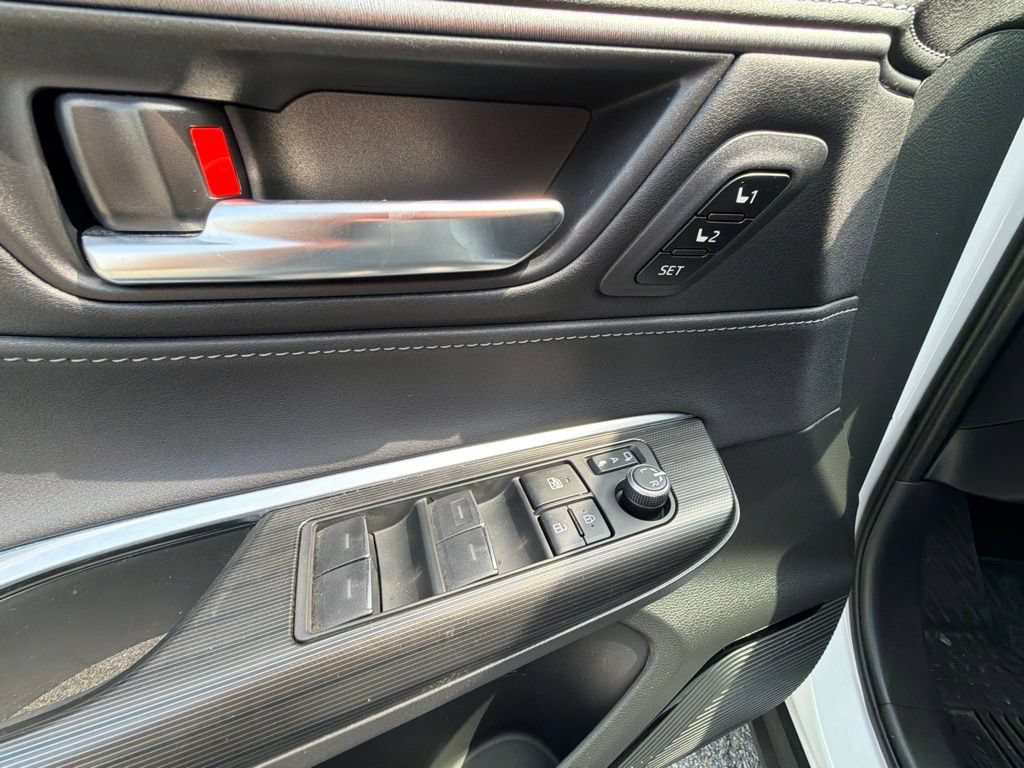 Used 2022 Toyota Venza XLE AWD/4WD image 14