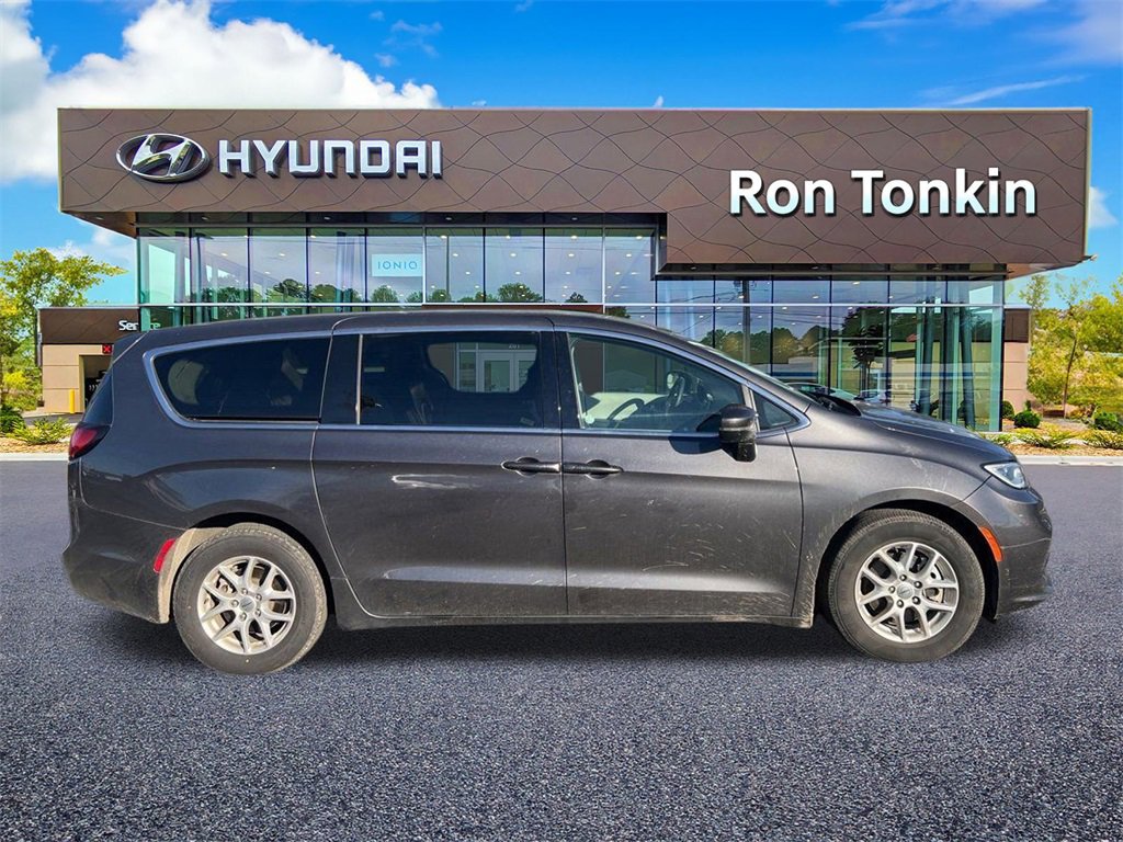 Used 2023 Chrysler Pacifica Touring-L image 2