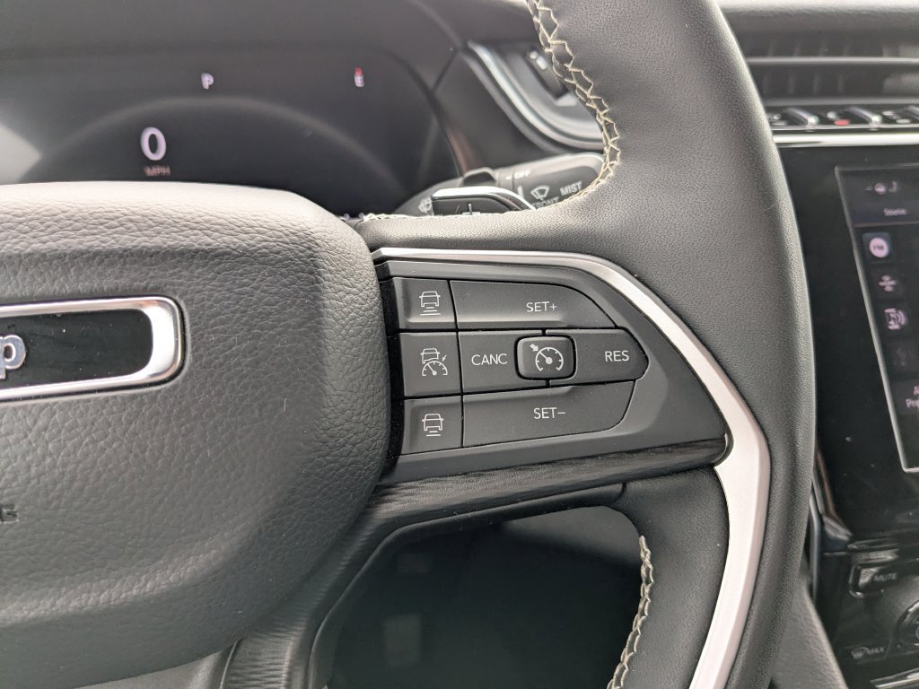 Used 2025 Jeep Grand Cherokee Altitude AWD/4WD image 29