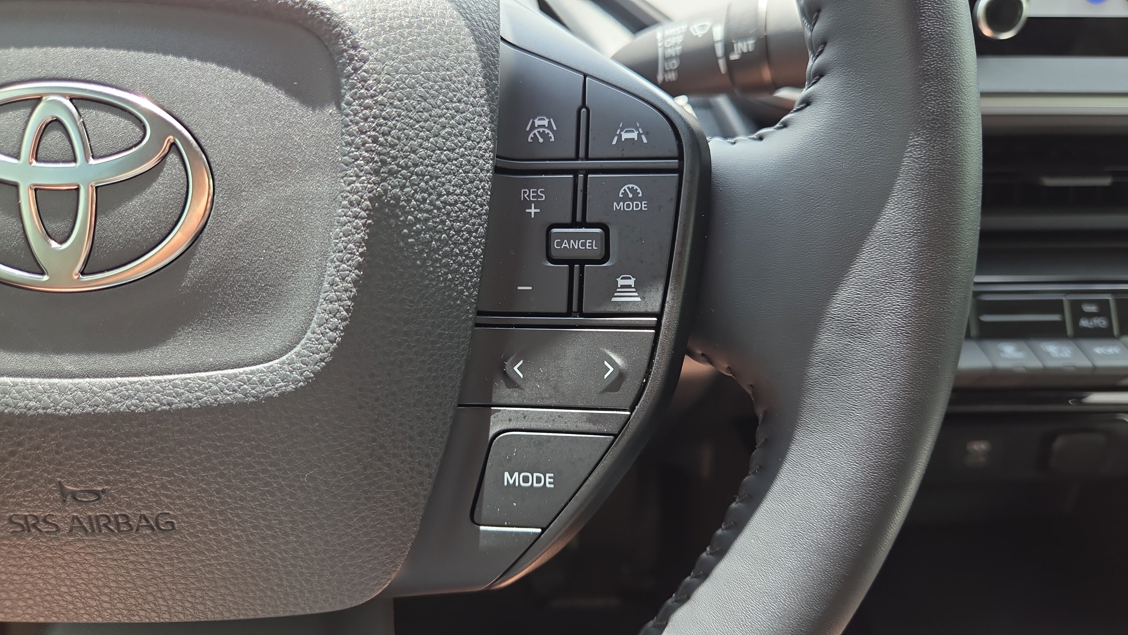 Certified 2025 Toyota Prius LE FWD image 28