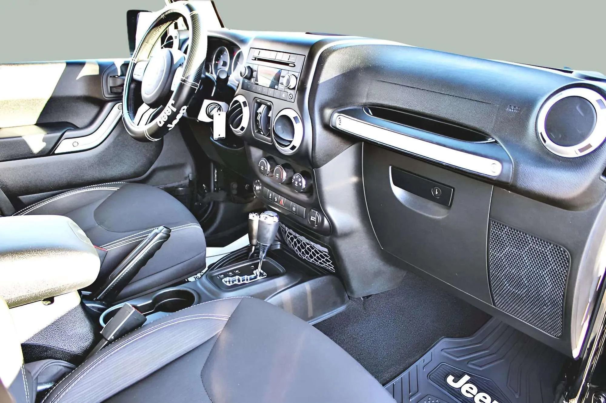 Used 2015 Jeep Wrangler Unlimited Sahara w/ Connectivity Group AWD/4WD image 21