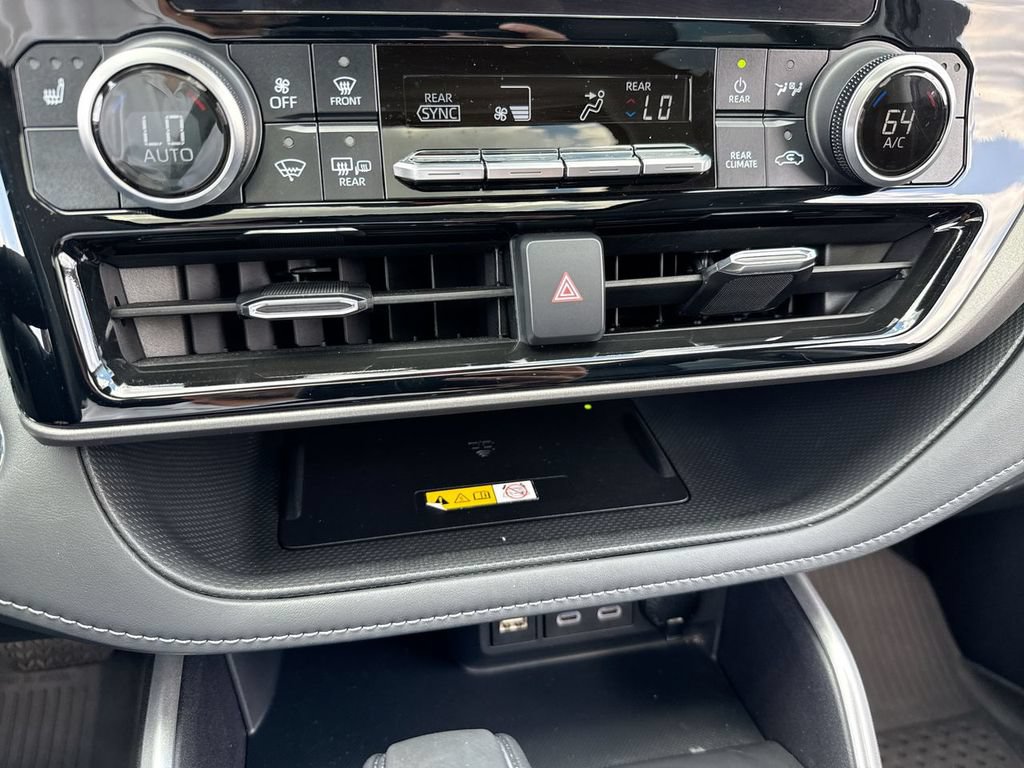 Used 2023 Toyota Highlander XLE AWD/4WD image 19