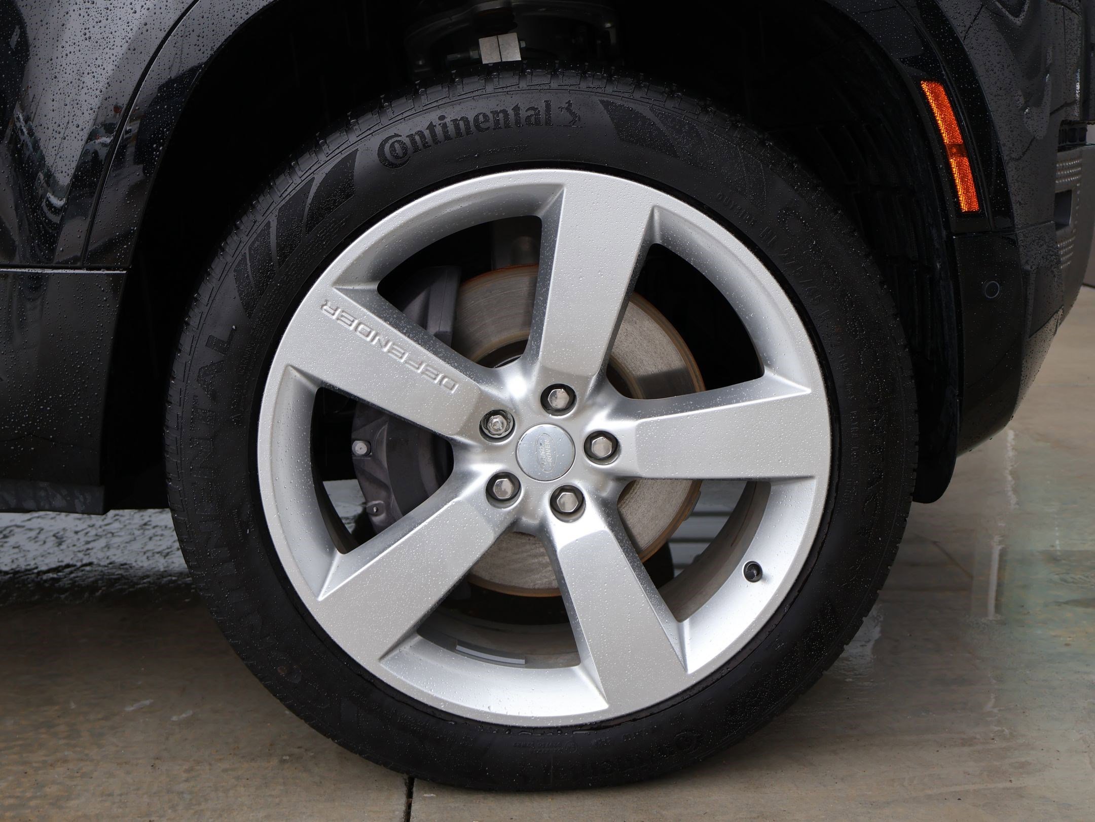 Used 2025 Land Rover Defender 110 X-Dynamic SE image 32