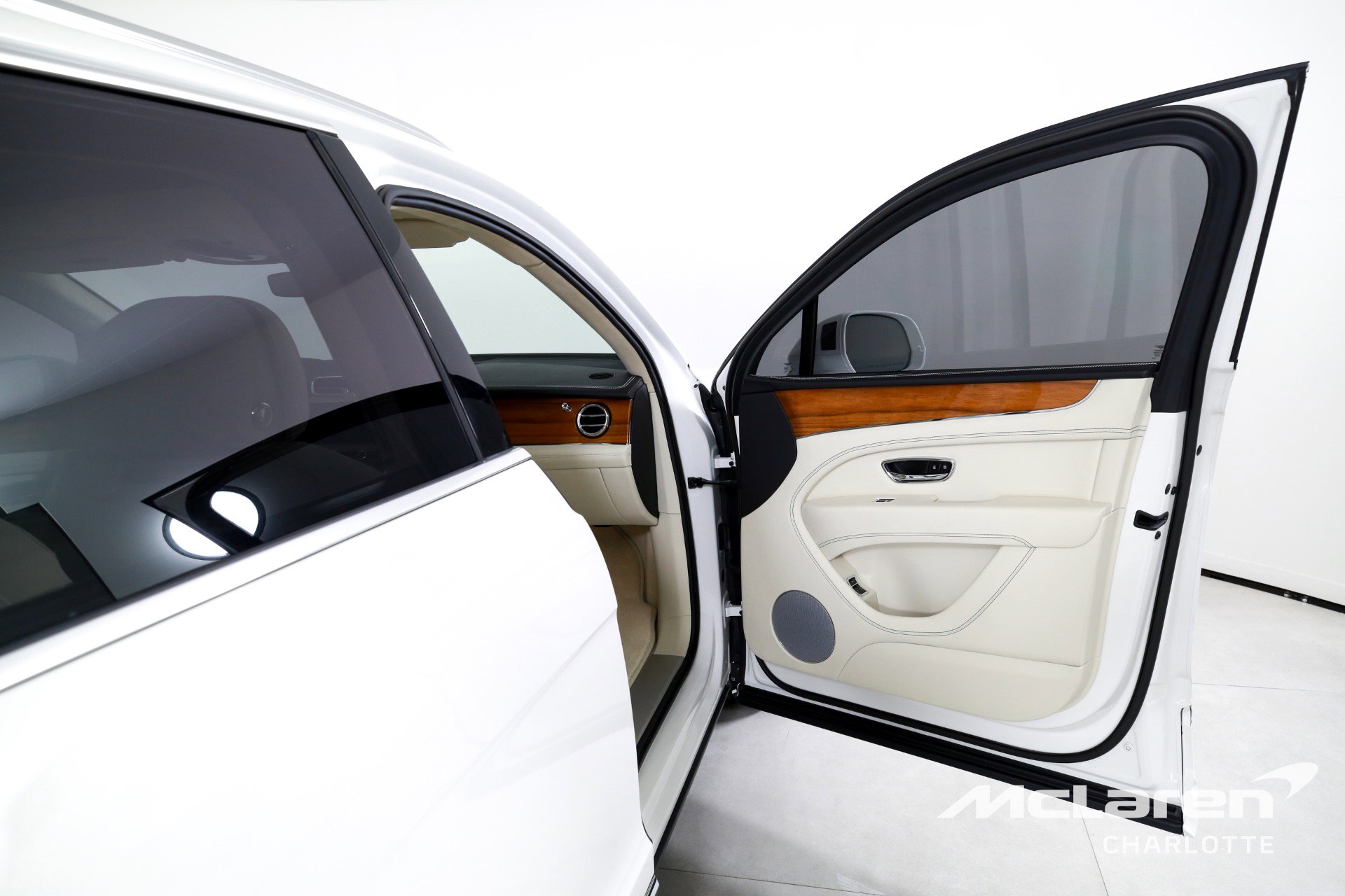 Used 2023 Bentley Bentayga Plug-In Hybrid image 24