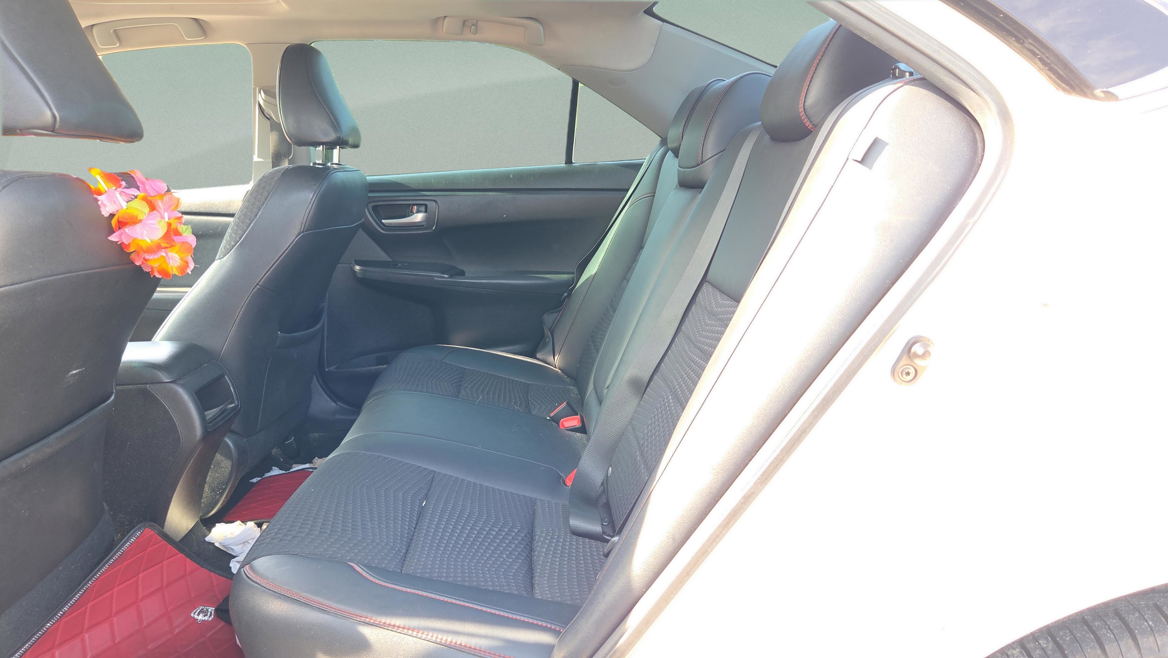 Used 2015 Toyota Camry SE w/ Moonroof Package FWD image 10
