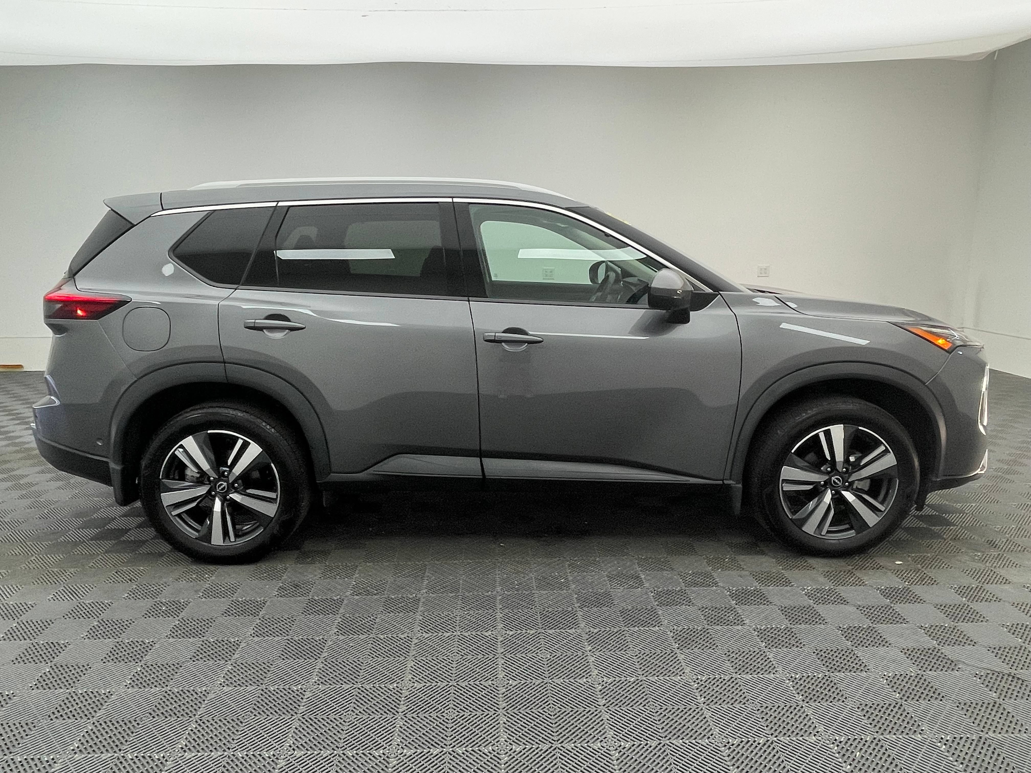 Used 2024 Nissan Rogue SL w/ SL Premium Package FWD image 6
