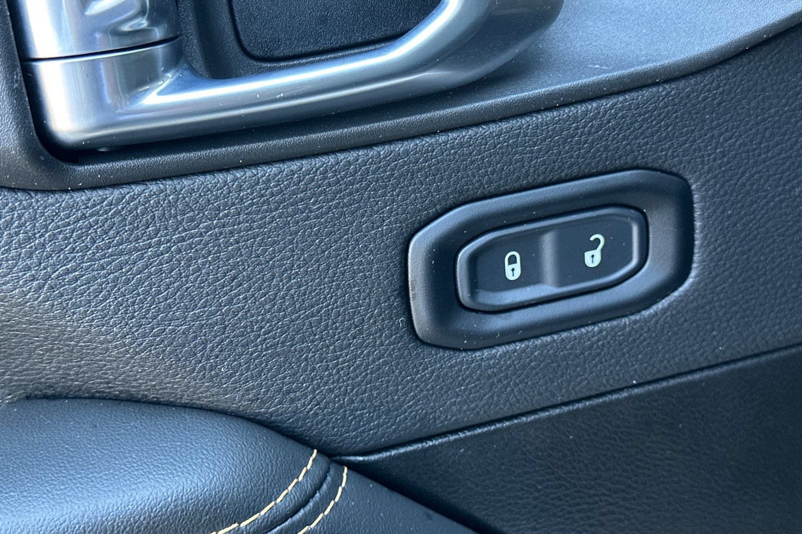 Used 2024 Jeep Wrangler Unlimited Sahara AWD/4WD image 11