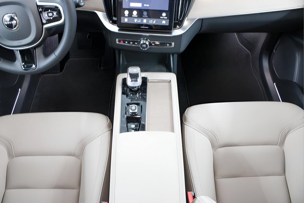 Certified 2026 Volvo XC90 B6 Plus w/ Protection Package Premier AWD/4WD image 16