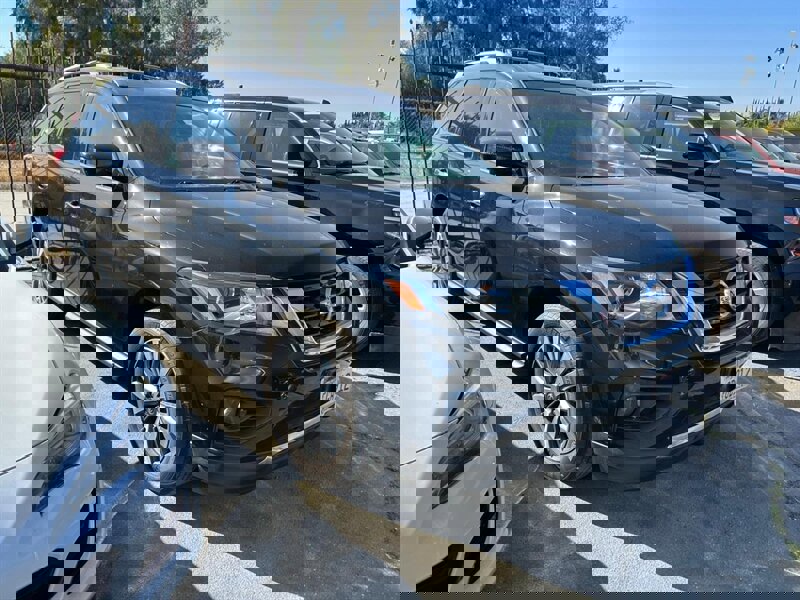 Used 2018 Nissan Pathfinder SL image 3