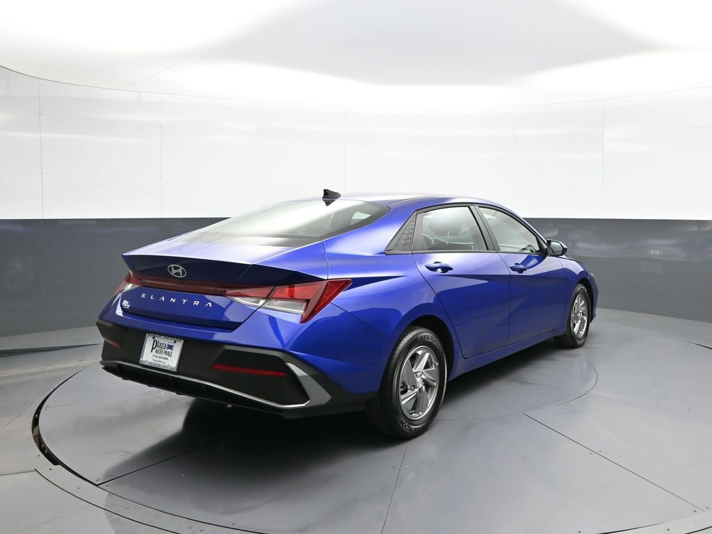 Used 2025 Hyundai Elantra SE FWD image 6