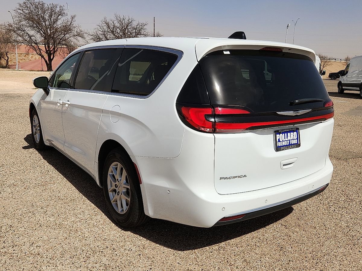 Used 2023 Chrysler Pacifica Touring-L FWD image 2