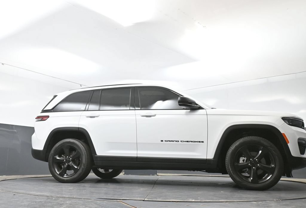 Used 2023 Jeep Grand Cherokee Limited w/ Black Appearance Package AWD/4WD image 25