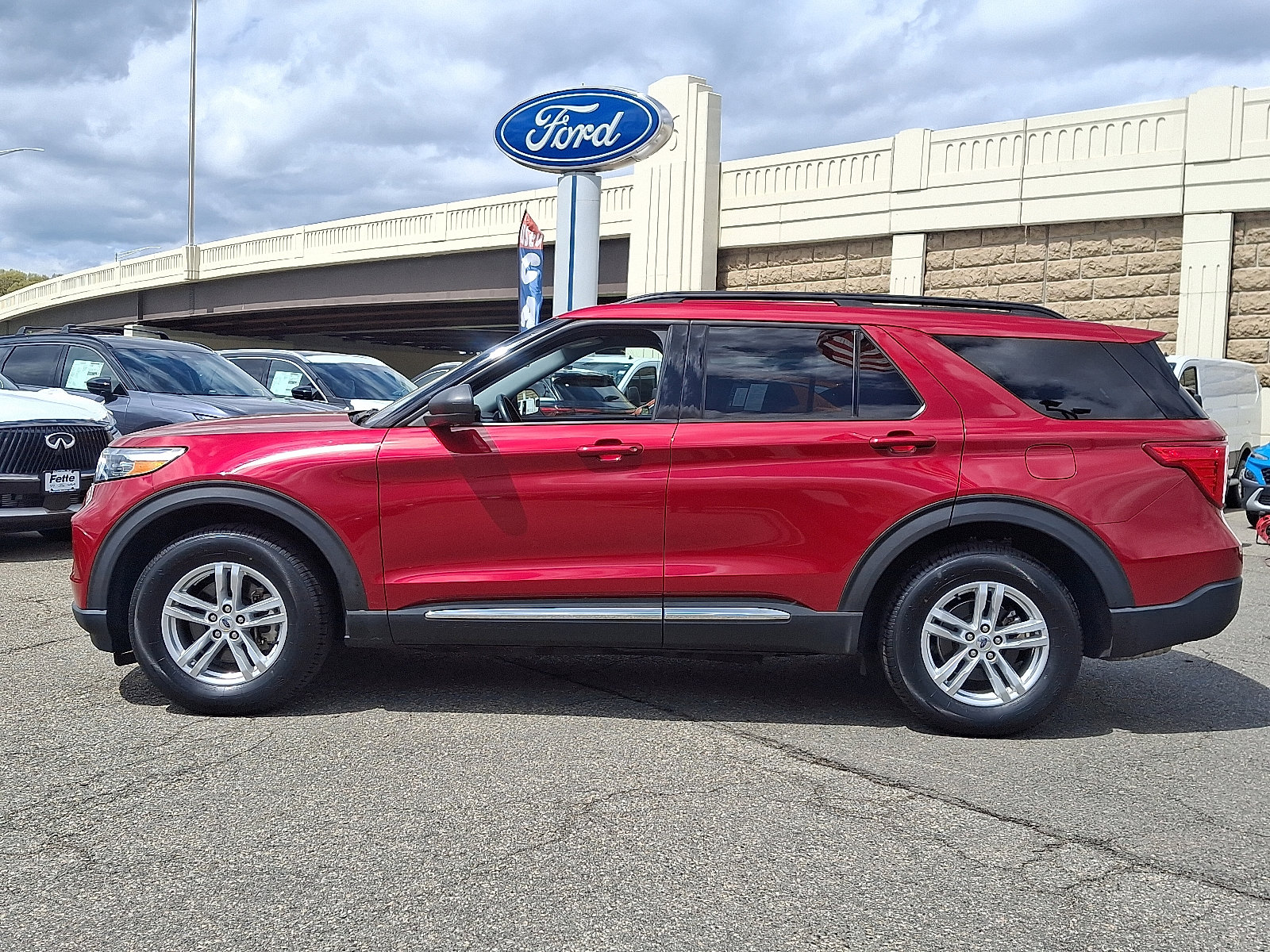 Used 2022 Ford Explorer XLT w/ Class IV Trailer Tow Package AWD/4WD image 7
