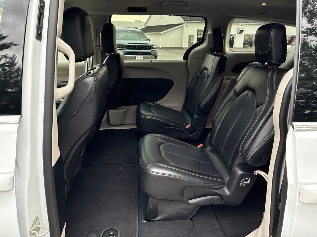 Used 2024 Chrysler Pacifica Touring-L FWD image 43