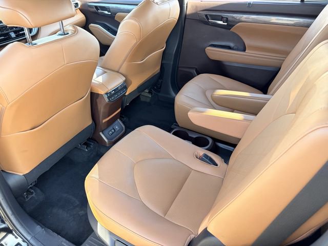 Used 2020 Toyota Highlander Platinum FWD image 25