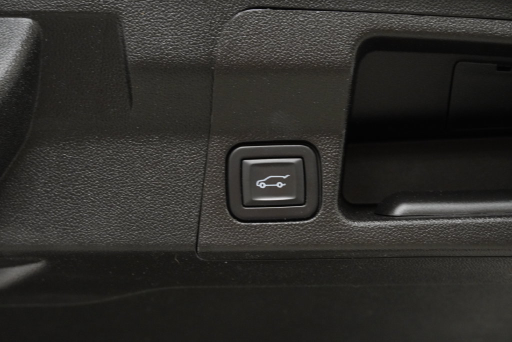 Certified 2023 GMC Acadia Denali w/ Denali Technology Package FWD image 32