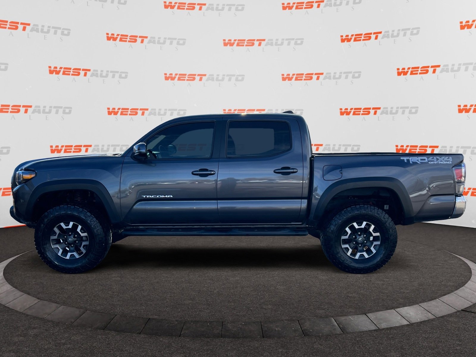 Used 2022 Toyota Tacoma TRD Off-Road image 2