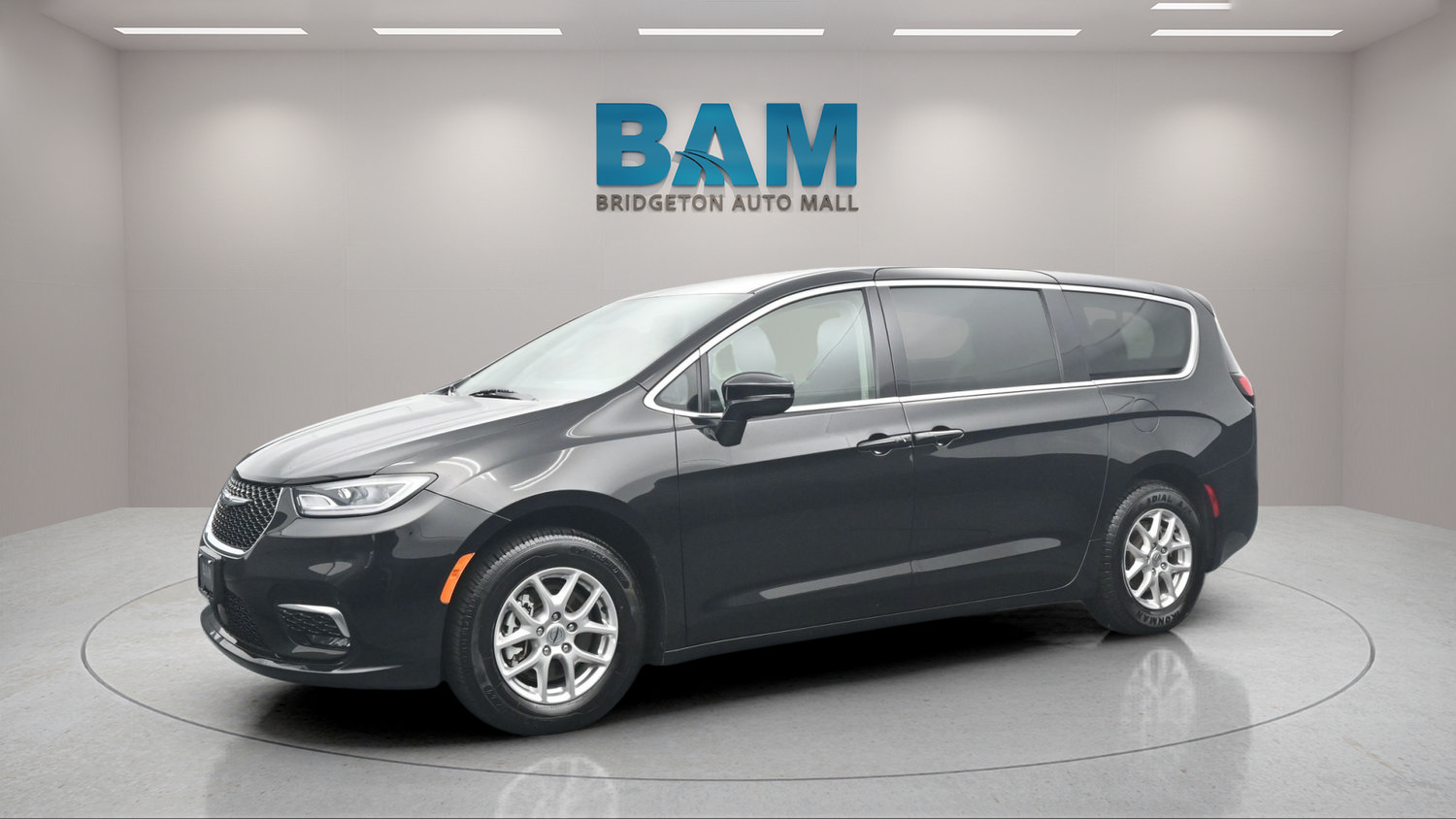 Used 2024 Chrysler Pacifica Touring-L FWD image 3