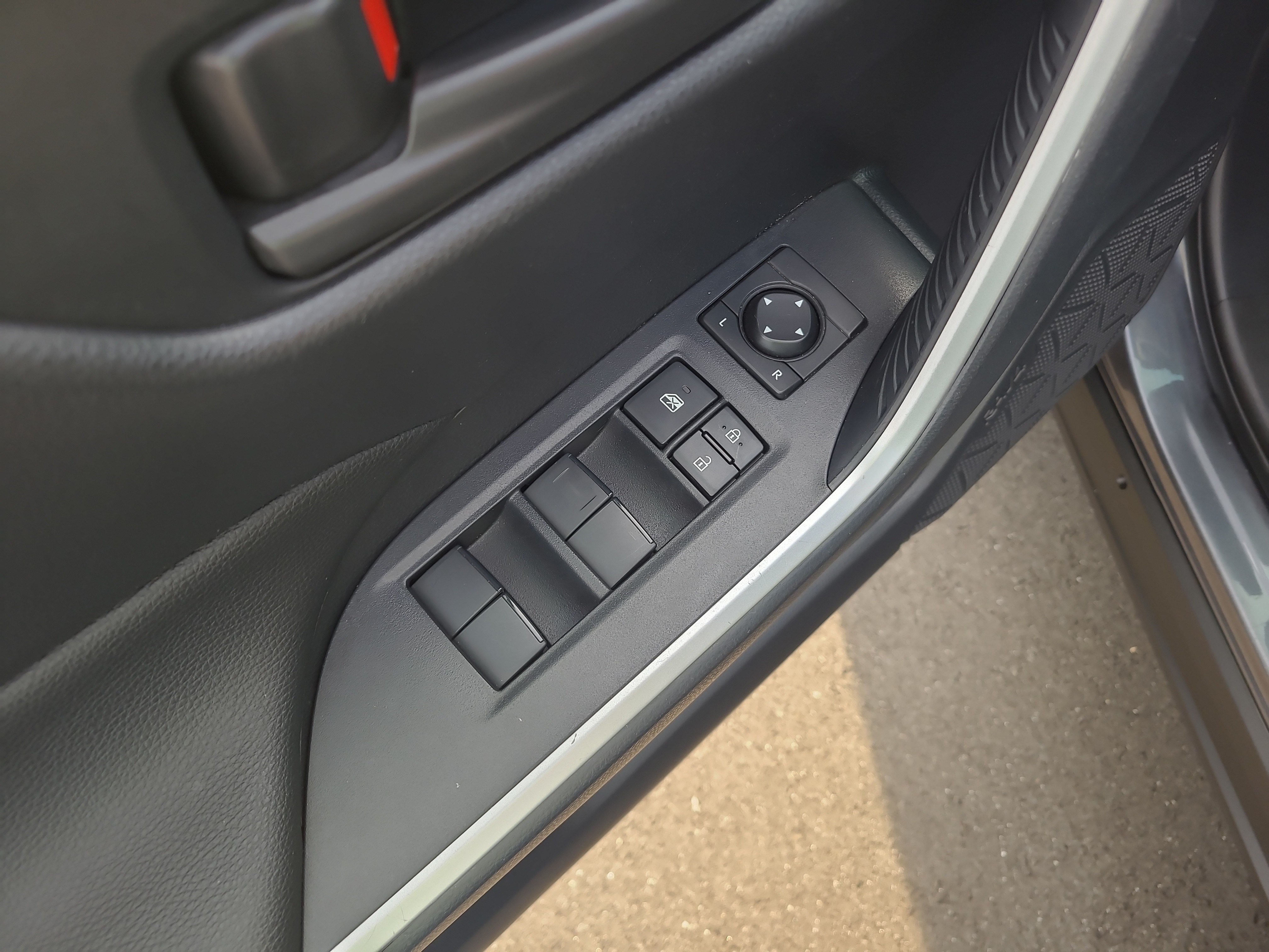 Certified 2022 Toyota RAV4 LE AWD/4WD image 13
