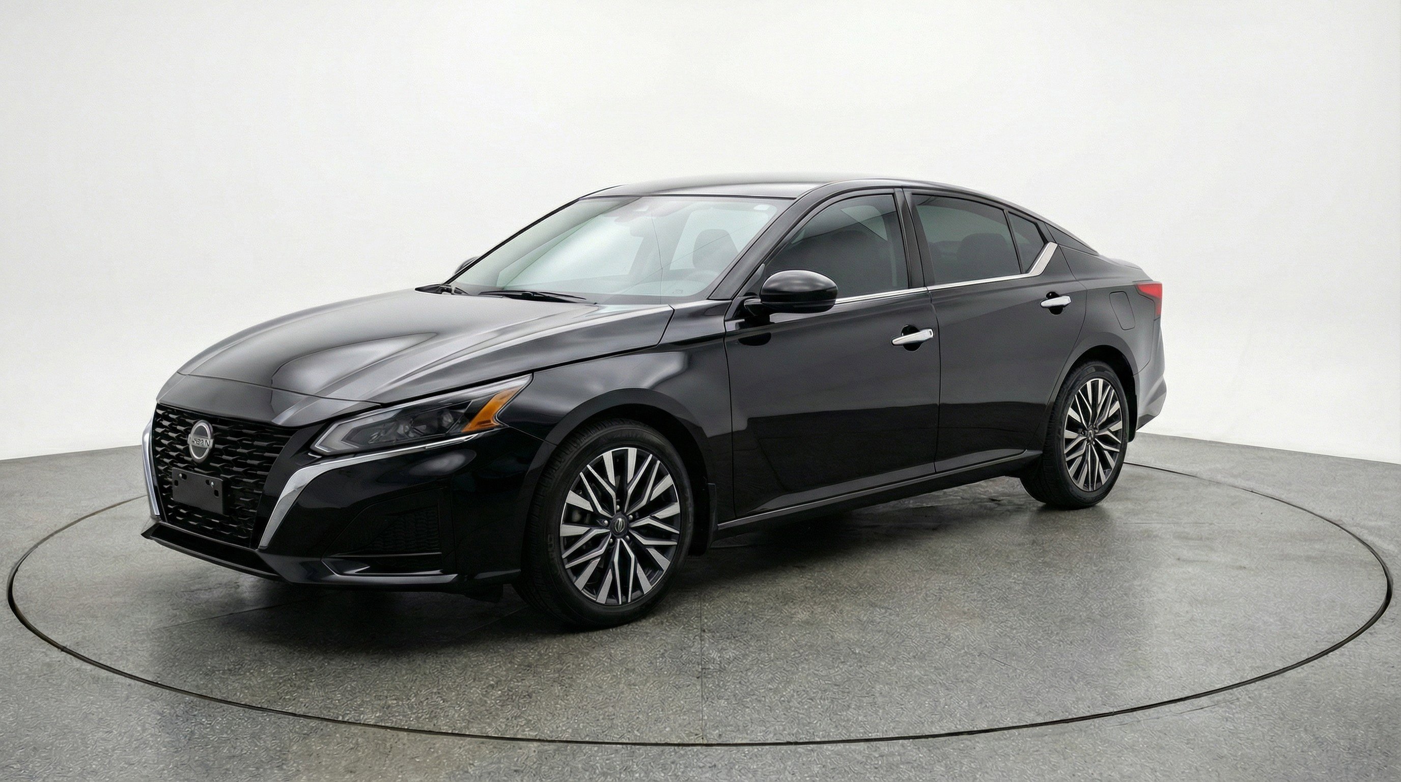 Used 2025 Nissan Altima 2.5 SV image 3