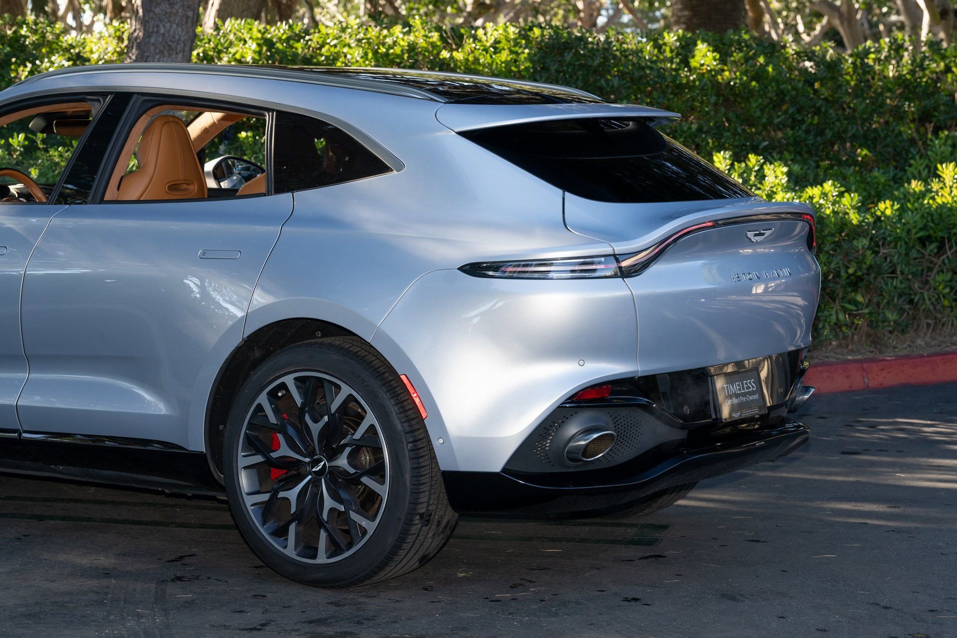Used 2021 Aston Martin DBX image 10