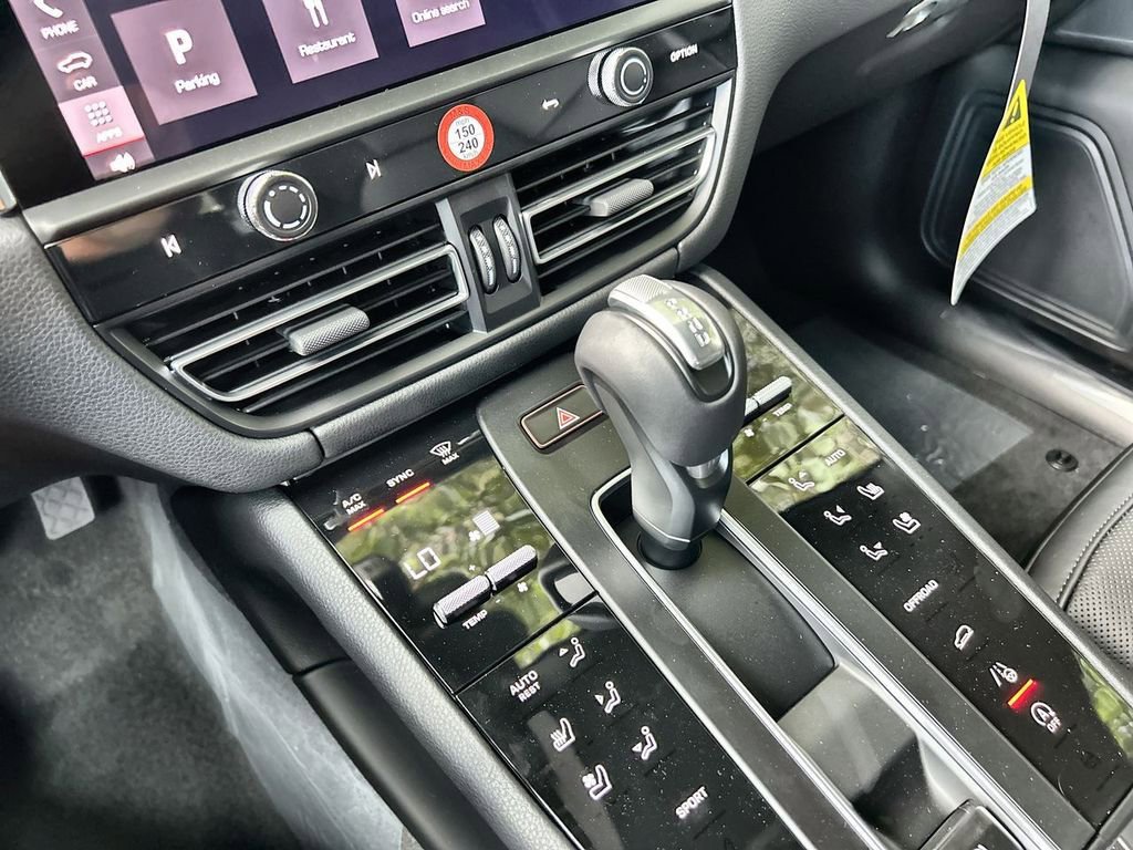 Certified 2026 Porsche Macan AWD/4WD image 15