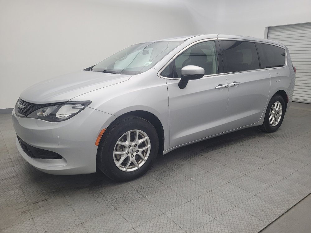 Used 2022 Chrysler Voyager LX image 2