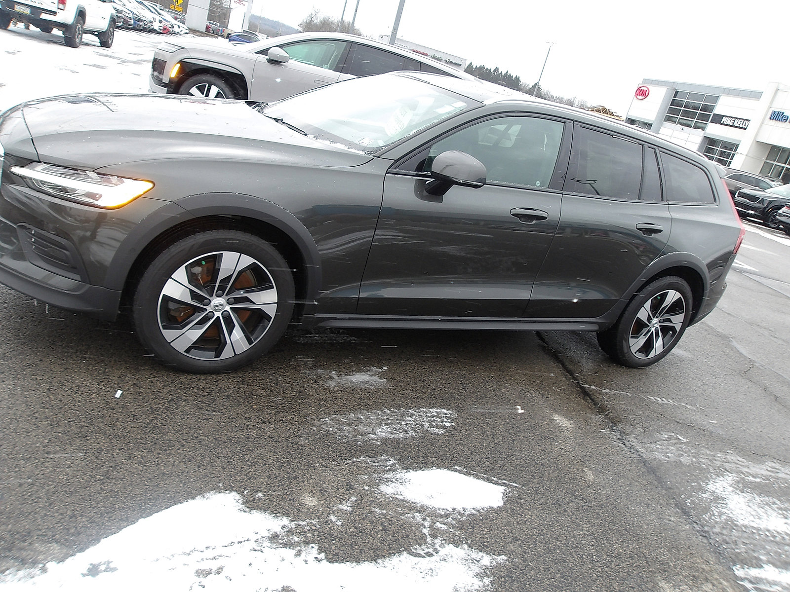 Used 2020 Volvo V60 T5 Cross Country image 4