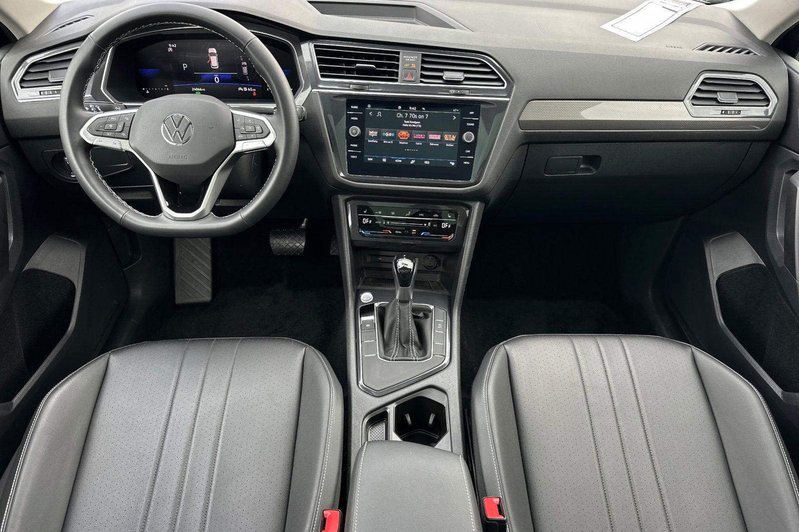 Used 2023 Volkswagen Tiguan SE w/ Panoramic Sunroof Package FWD image 13