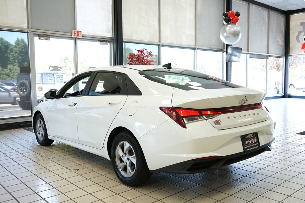 Used 2021 Hyundai Elantra SE FWD image 4