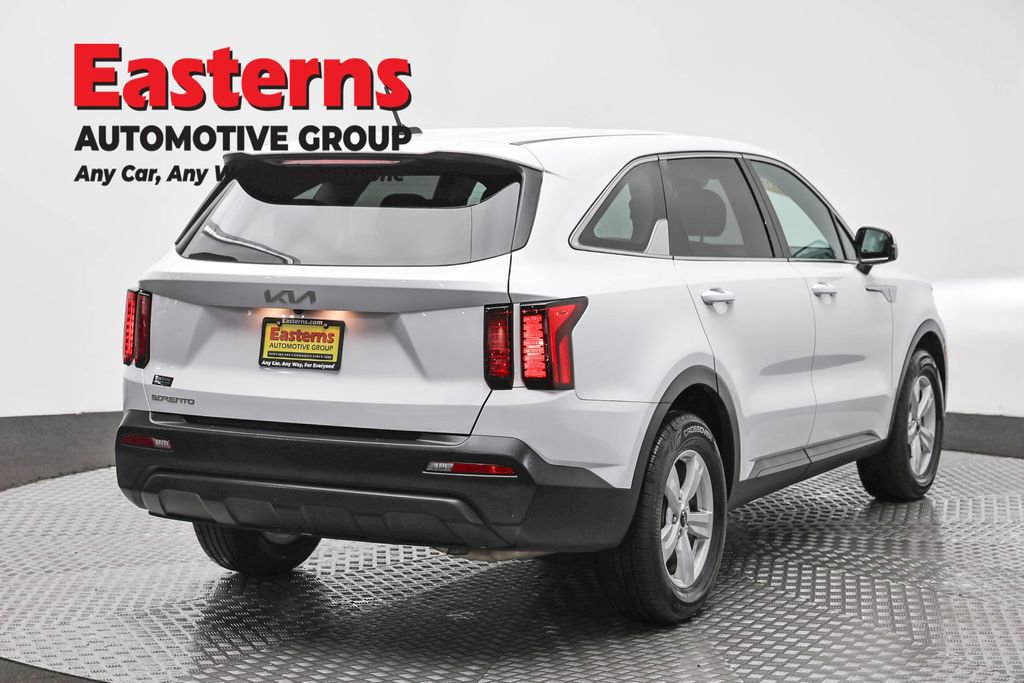 Used 2023 Kia Sorento LX FWD image 5