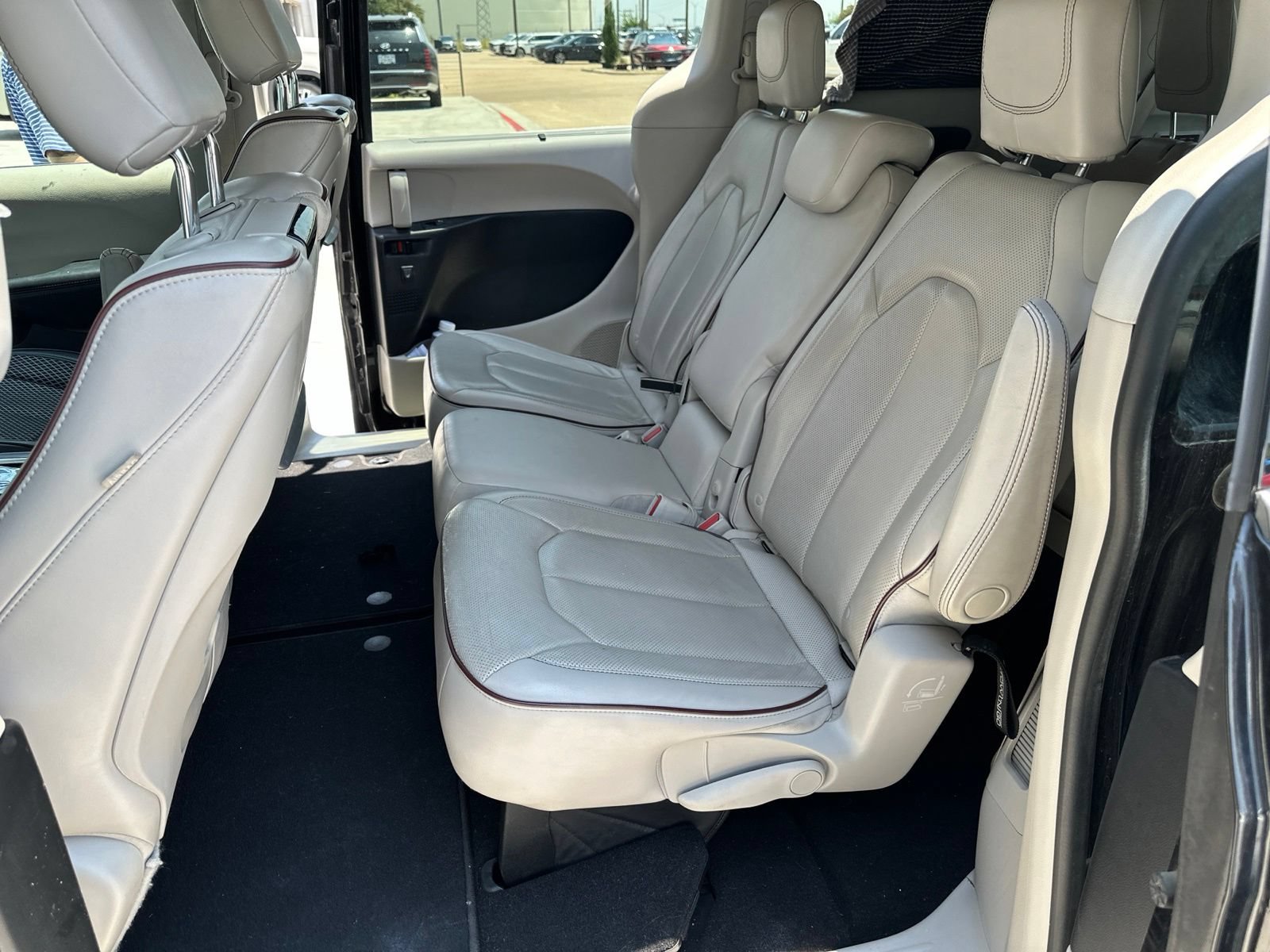 Used 2019 Chrysler Pacifica Limited w/ Advanced Safetytec Group FWD image 15