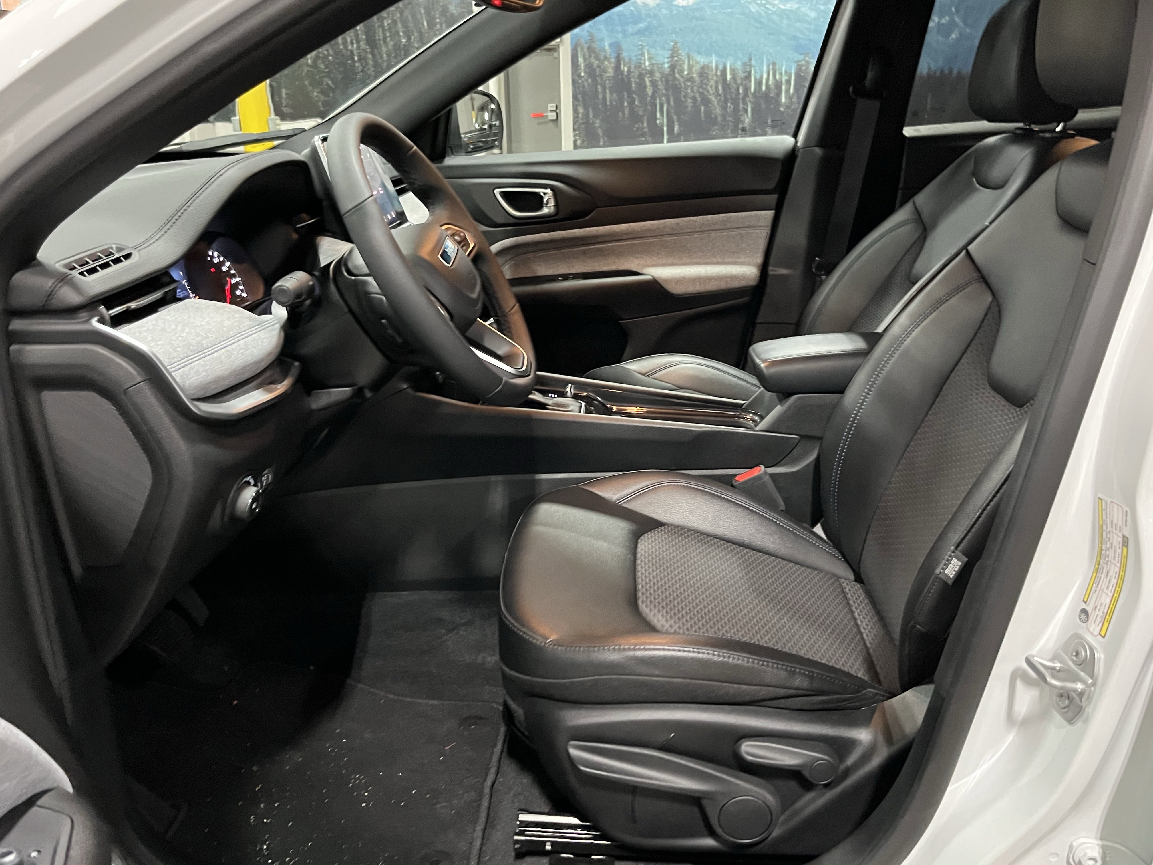 Certified 2025 Jeep Compass Latitude AWD/4WD image 10