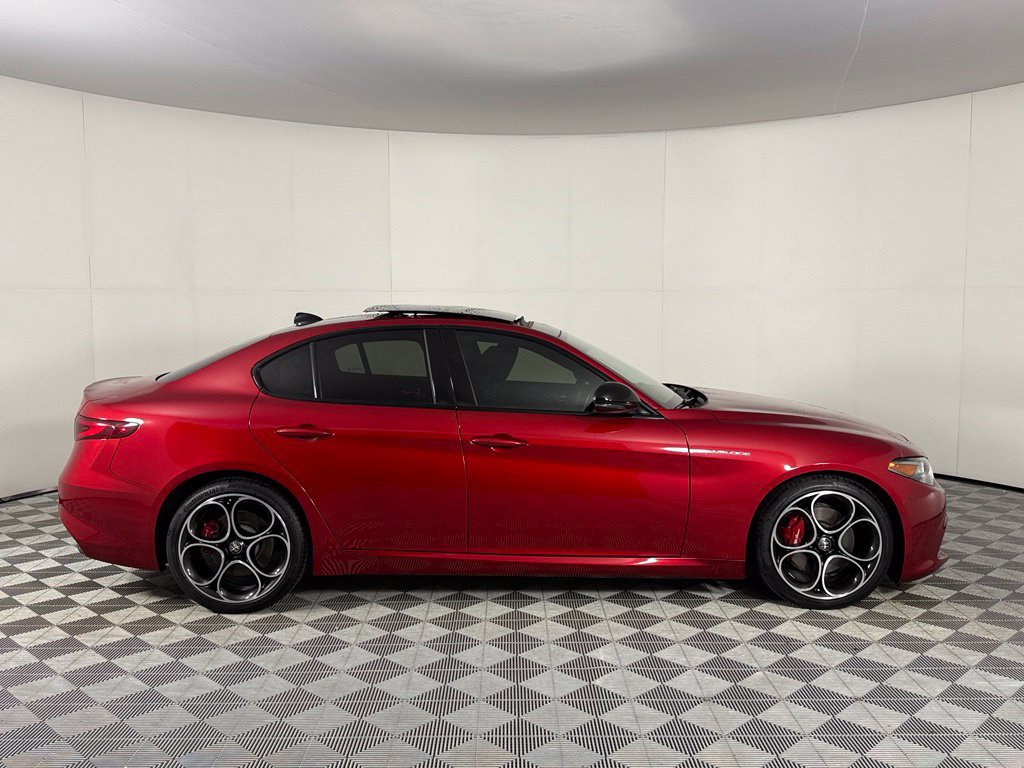 Used 2023 Alfa Romeo Giulia Veloce RWD image 5