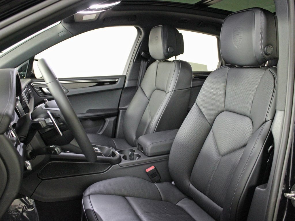 Certified 2026 Porsche Macan AWD/4WD image 5