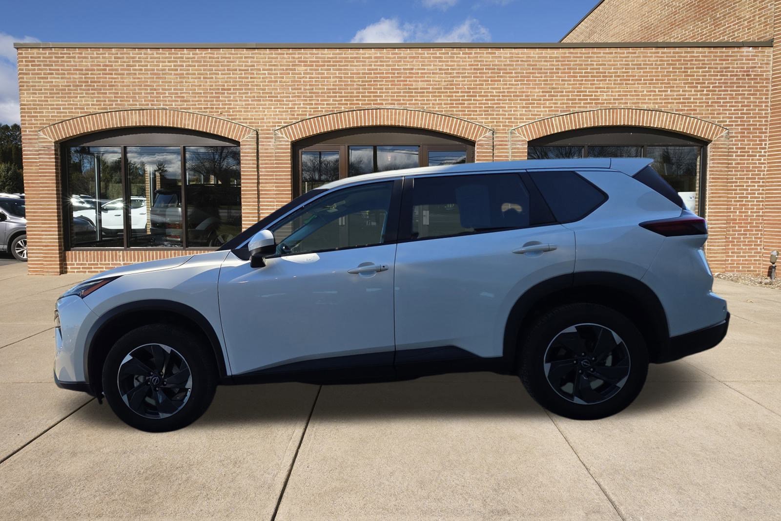 Used 2024 Nissan Rogue SV image 7