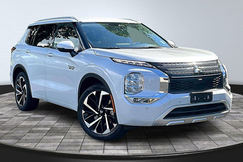 Used 2023 Mitsubishi Outlander SEL image 2