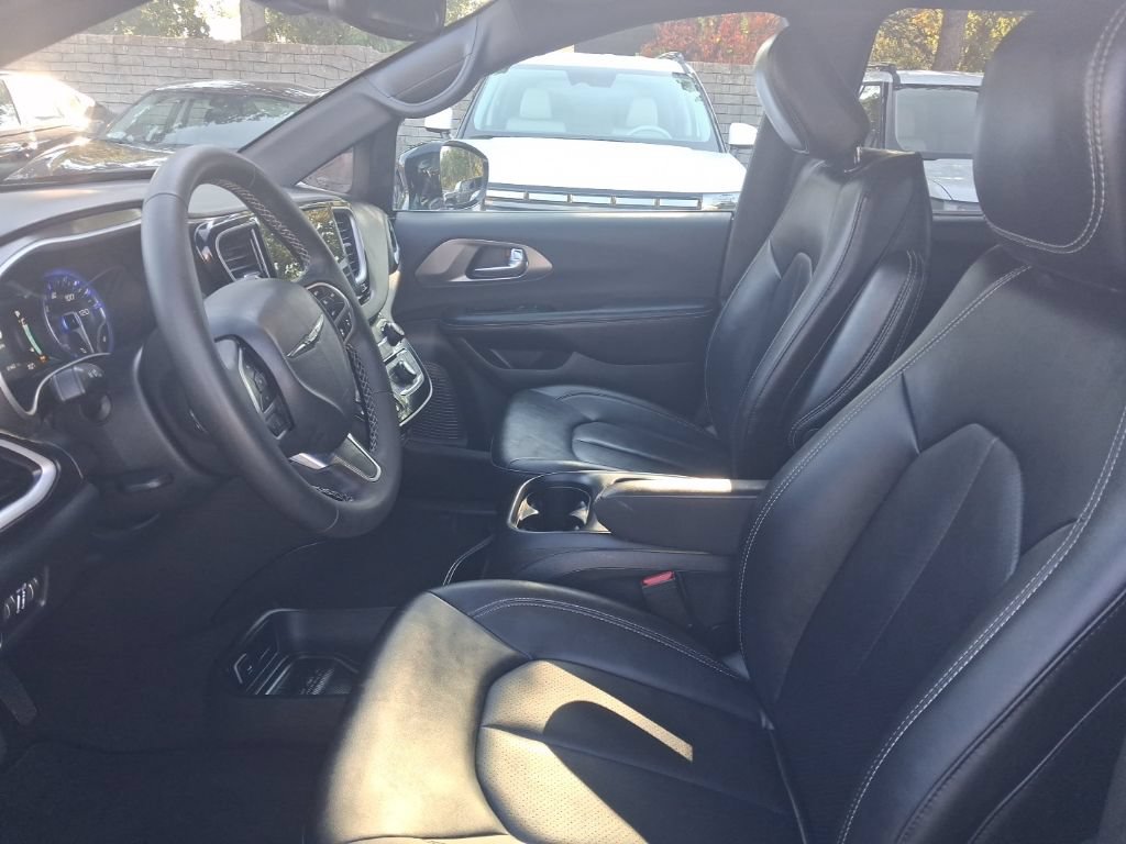 Used 2025 Chrysler Pacifica Select FWD image 4