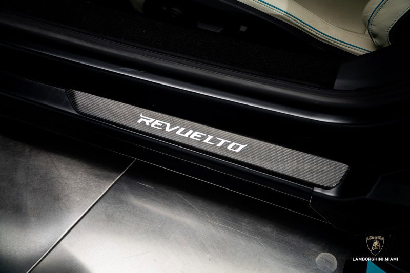 Used 2025 Lamborghini Revuelto image 40