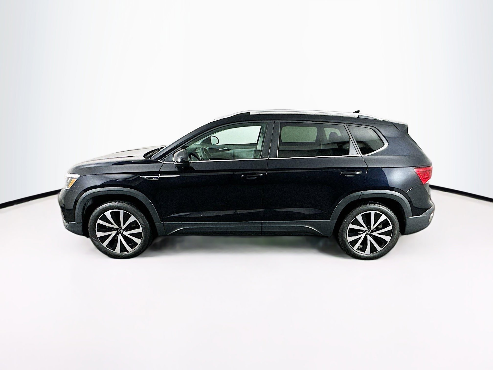 Used 2024 Volkswagen Taos SE image 4
