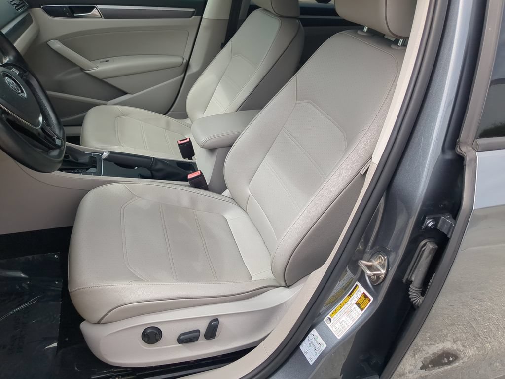 Used 2018 Volkswagen Passat 2.0T R-Line w/ R-Line Lighting Package FWD image 20