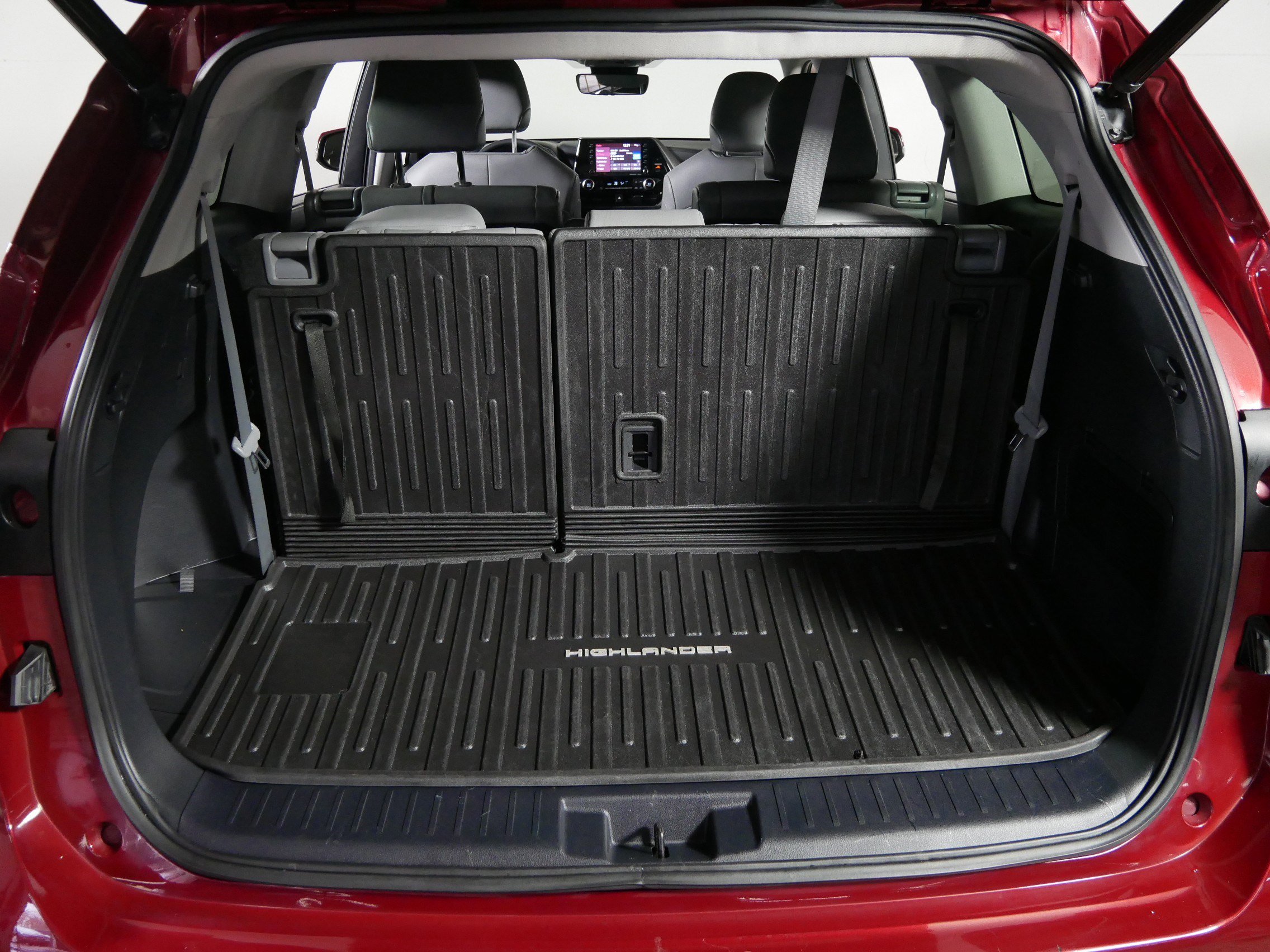 Used 2021 Toyota Highlander XLE AWD/4WD image 18