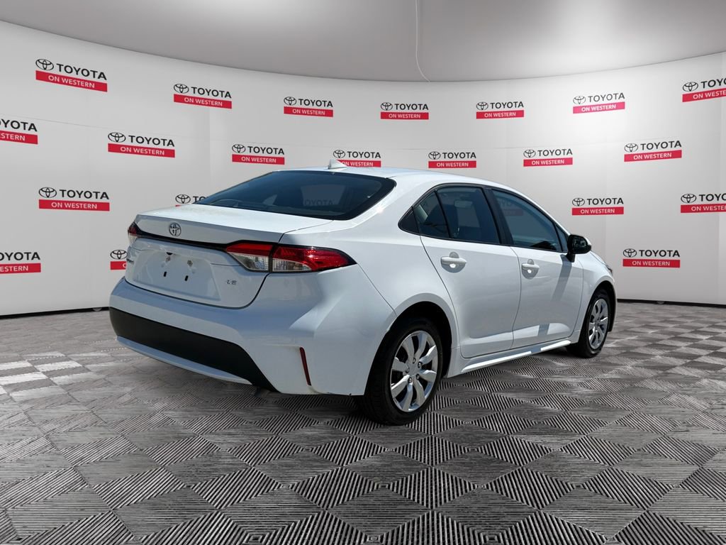 Used 2022 Toyota Corolla LE image 3