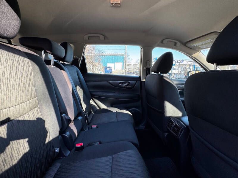 Used 2017 Nissan Rogue S FWD image 16