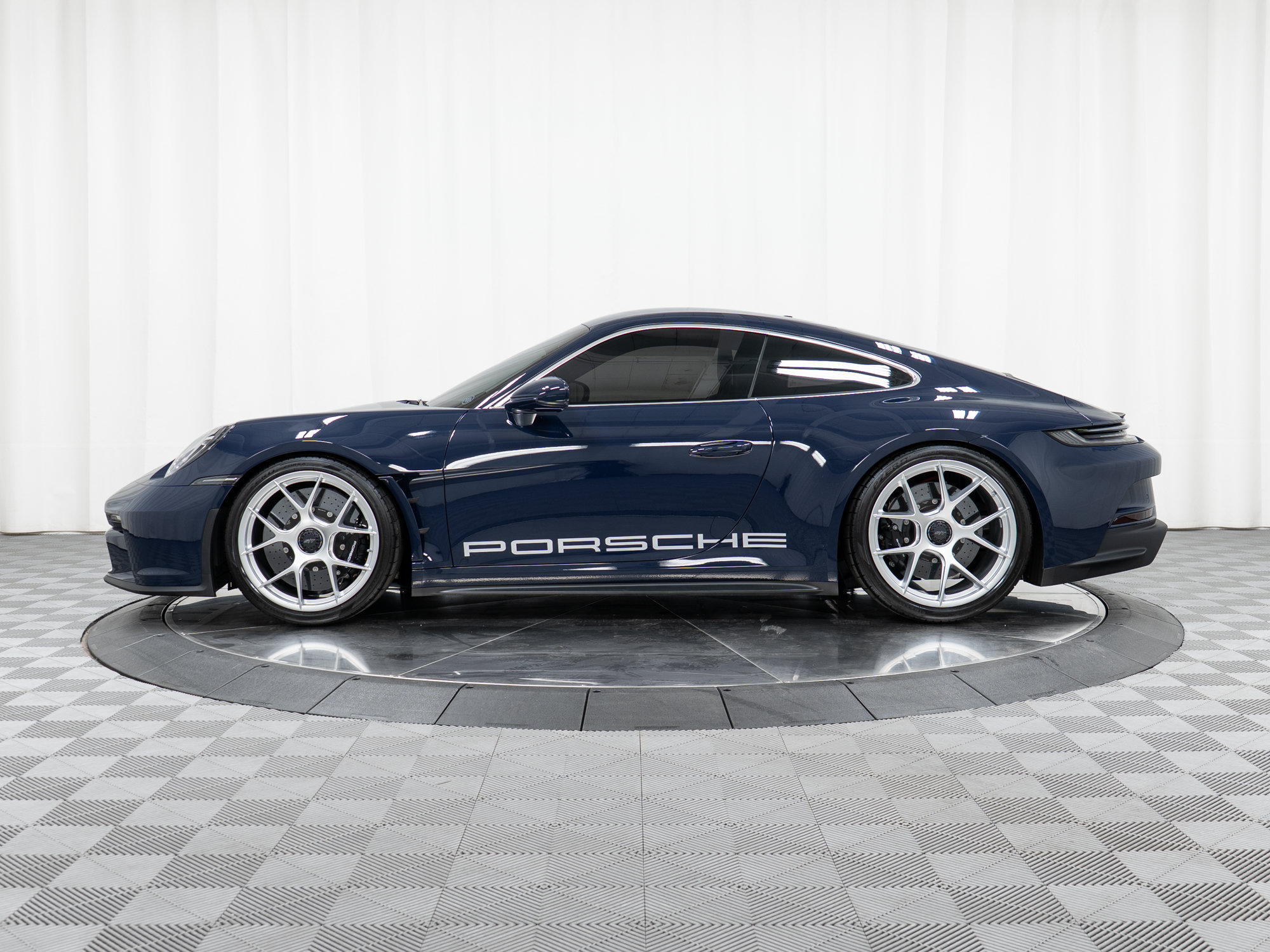 Used 2024 Porsche 911 GT3 RS RWD image 2